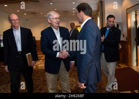 Reportage : le secrétaire à la Défense, Mark Esper, accueille le sénateur Mitch McConnell à son arrivée au Club universitaire de l'Université de Louisville, Louisville, Kentucky, le 4 octobre 2019. Banque D'Images