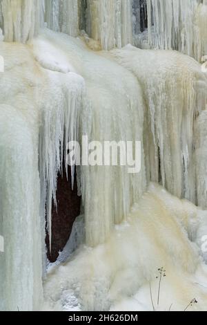 canada,sud de l'ontario,parc provincial d'écho de bon,chute d'eau gelée,glace,taches minérales d'oxyde de fer, Banque D'Images