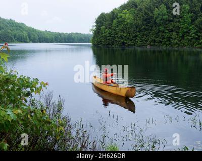 camping au canada,ontario,parc provincial kawartha highlands,portage de canot,homme pagayant un canot Banque D'Images