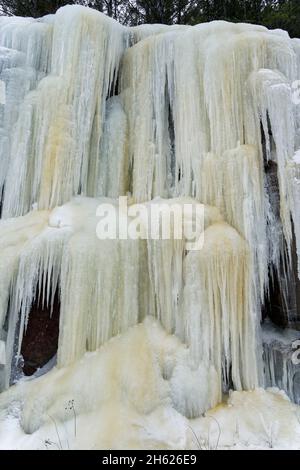 canada,sud de l'ontario,parc provincial d'écho de bon,chute d'eau gelée,glace,taches minérales d'oxyde de fer, Banque D'Images