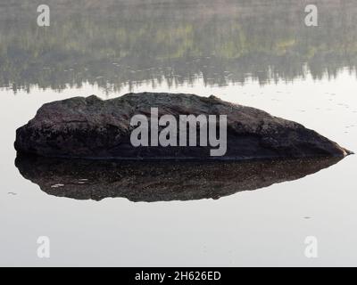 roche en forme de flèche dans le lac, canada, ontario, parc provincial kawartha highlands, Banque D'Images