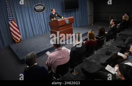 Secrétaire de presse du Pentagone SMA arrière.John Kirby informe la presse au Pentagone le 20 novembre 2014. Banque D'Images