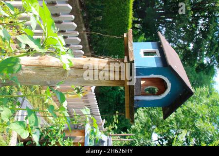jardin idyllique avec mangeoire à oiseaux, allemagne, bavière, haute-bavière Banque D'Images