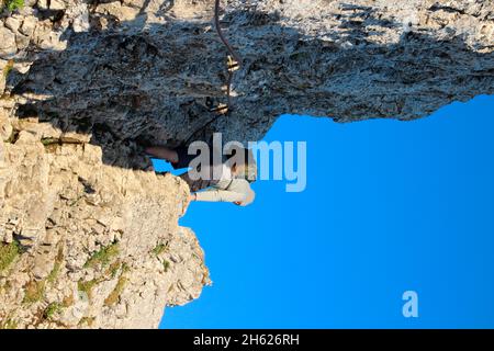 jeune homme en randonnée au sommet de kampenwand (1669 m) à chiemgau, lever du soleil, alpes de chiemgau, près d'aschau, haute-bavière, bavière, sud de l'allemagne, allemagne Banque D'Images