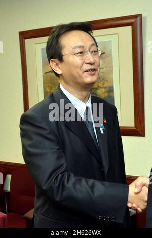 Le secrétaire adjoint à la défense, Ashton B. carter, s'est mis à la main avec le premier vice-ministre de la Défense du Japon, Akinori Eto, à la base aérienne de Yokota, au Japon, le 17 mars 2013. Banque D'Images