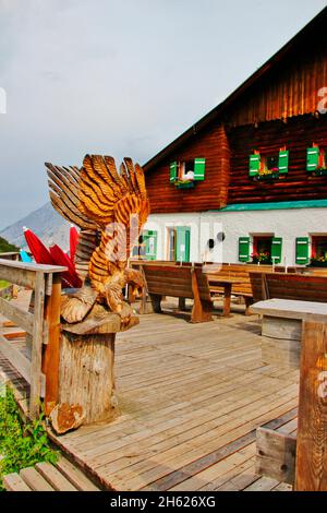 pfeishütte,1922 m goetheweg,e-bike,destination d'excursion via innsbruck également accessible via scharnitz,gleirschtal,samertal,parc naturel karwendel,montagnes karwendel,innsbruck,tyrol,autriche,europe,aigle sculpté en premier plan Banque D'Images