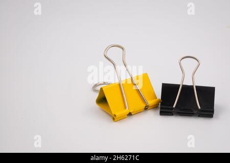 Jaune et noir trombone isolé sur fond blanc. Banque D'Images