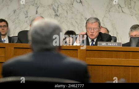 Le sénateur Jim Inhofe (R-Okla.), membre du Comité sénatorial des services armés, pose une série de questions au secrétaire à la Défense Chuck Hagel le 5 mars 2014 Banque D'Images