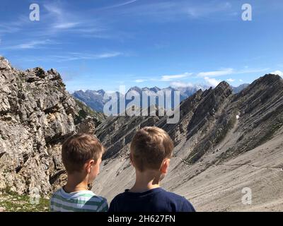 deux garçons regardent les montagnes seefelder höhenweg,seefelder spitze,reither spitze,reither joch,karwendel,nature,montagnes,montagnes,vue,seefeld in tirol,autriche Banque D'Images