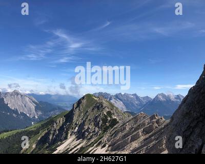 vue sur le seefelder spitze, sur les montagnes de karwendel et de wetterstein et dans la vallée d'isar, mittenwald, nature, montagnes, sommets de montagne, perspectives, seefeld dans le tyrol, autriche Banque D'Images