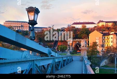 Le magnifique ciel de l'aube au-dessus du funiculaire de Buda Castle Hill (Budavari Siklo) et du tunnel d'Adam Clark, vu depuis le pont de la chaîne, Budapest, Hongrie Banque D'Images