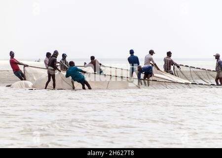 JAMUNA, BANGLADESH - 7 NOVEMBRE 2016 : pêcheurs locaux sur la rivière Jamuna, Bangladesh Banque D'Images