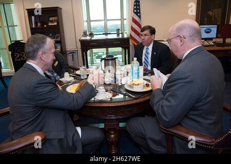 Reportage : le secrétaire à la Défense, Mark T. Esper, accueille le sénateur Dan Sullivan de l'Alaska pour un petit-déjeuner au Pentagone, à Washington, D.C., le 3 mars 2020. Banque D'Images