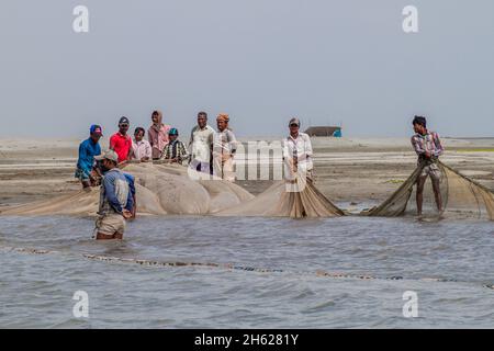 JAMUNA, BANGLADESH - 7 NOVEMBRE 2016 : pêcheurs locaux sur la rivière Jamuna, Bangladesh Banque D'Images