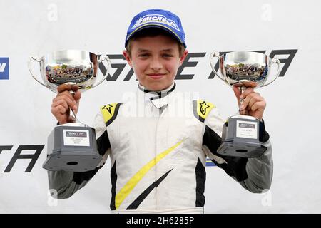 Lando Norris (GBR), pilote actuel de Formule 1 McLaren, remporte sa première victoire lors du Championnat junior Ginetta 2014 sur le circuit Croft, Banque D'Images