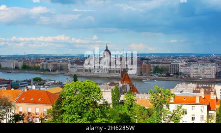 Le Parlement gothique est l'un des monuments architecturaux les plus importants de Budapest, situé sur la rive du Danube à Pest discic Banque D'Images