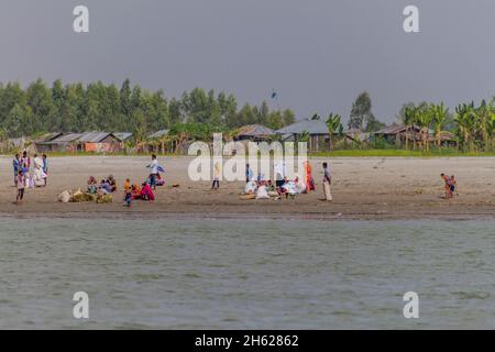 JAMUNA, BANGLADESH - 7 NOVEMBRE 2016 : les habitants d'une île de sable à la rivière Jamuna près de Bogra, Bangladesh. Banque D'Images