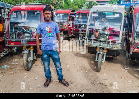 BOGRA, BANGLADESH - 7 NOVEMBRE 2016 : pousse-pousse électrique à Bogra, Bangladesh Banque D'Images