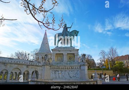 La statue équestre en bronze du roi St Stephen (Istvan), située sur la place de la Sainte Trinité, sur le Bastion des pêcheurs, colline du château de Buda, Budapest, Hongrie Banque D'Images