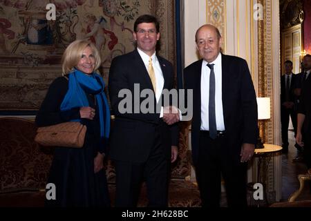 Reportage : le secrétaire à la Défense, Mark T. Esper, et l'ambassadeur des États-Unis en France, Jamie McCourt, rencontrent le ministre français des Affaires étrangères, Jean-Yves le Drian, à Paris, le 7 septembre 2019. Banque D'Images