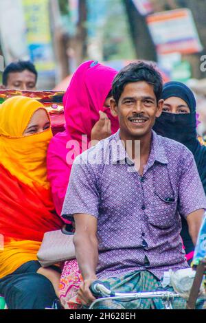 BOGRA, BANGLADESH - 7 NOVEMBRE 2016 : pousse-pousse dans une rue à Bogra, Bangladesh. Banque D'Images