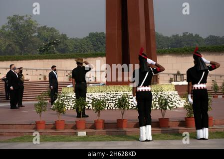 Reportage : le secrétaire d'État Mike Pompeo et le secrétaire à la Défense Mark Esper Lay ont fait des couronnes au Monument commémoratif de guerre national, devant le ministre américain-indien 2+2, New Delhi, Inde, le 27 octobre 2020. Banque D'Images