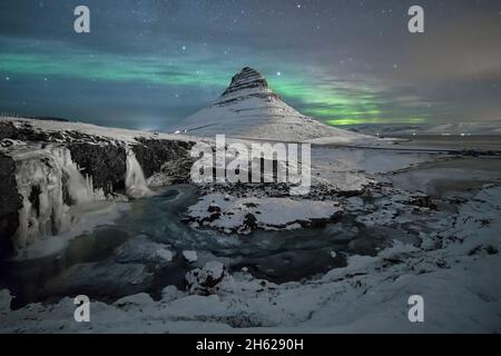 lumières du nord sur le kirkjufell sur la péninsule de snaefellsnes. Banque D'Images