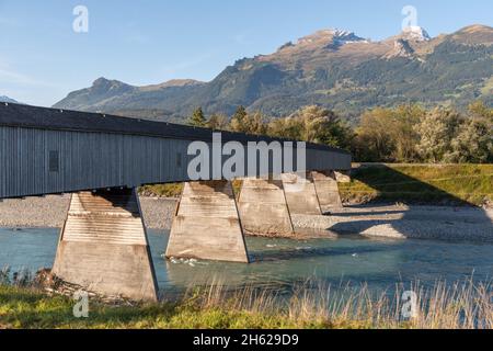 Vaduz, Liechtenstein, 11 octobre 2021 ancien pont en bois historique sur le rhin dans un paysage alpin Banque D'Images