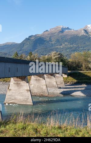 Vaduz, Liechtenstein, 11 octobre 2021 ancien pont en bois historique sur le rhin dans un paysage alpin Banque D'Images