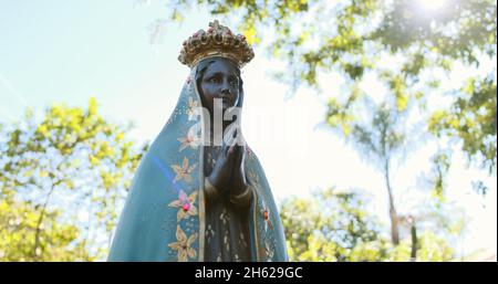 Sculpture de l'image de 'Nossa Senhora Aparecida', patronne du Brésil.Image avec nacelle sur fond de nature le jour ensoleillé. Banque D'Images