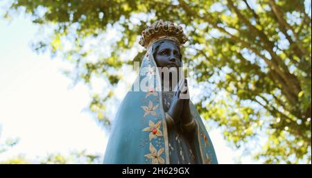 Sculpture de l'image de 'Nossa Senhora Aparecida', patronne du Brésil.Image avec nacelle sur fond de nature le jour ensoleillé. Banque D'Images