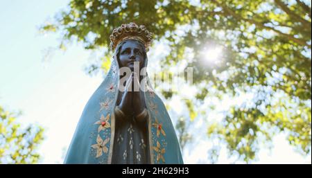 Sculpture de l'image de 'Nossa Senhora Aparecida', patronne du Brésil.Image avec nacelle sur fond de nature le jour ensoleillé. Banque D'Images
