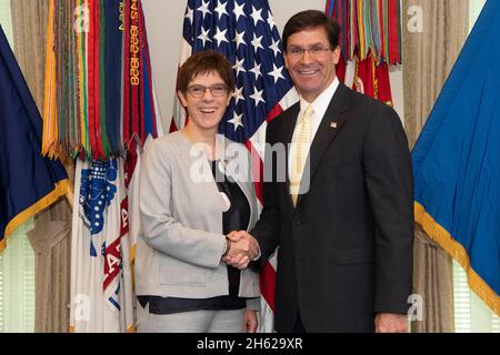 Reportage : le secrétaire américain à la Défense, Mark T. Esper, accueille le ministre allemand de la Défense, Annegret Kramp-Karrenbauer, au Pentagone, à Washington, D.C., le 23 septembre,2019. Banque D'Images