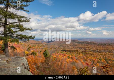 Vue de Catskills et de la réserve Mohonk dans le parc national de Minnechaska dans le lors d'une brillante journée d'automne Banque D'Images