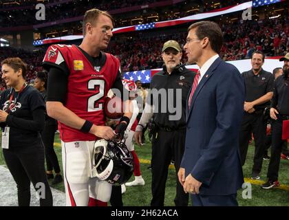 Reportage : le secrétaire à la Défense Mark T. Esper salue le quarterback du Falcon d'Atlanta Matt Ryan, au jeu Atlanta Falcons vs Tampa Bay Buccaneers Salute to Service, Atlanta, Géorgie, 24 novembre 2019. Banque D'Images