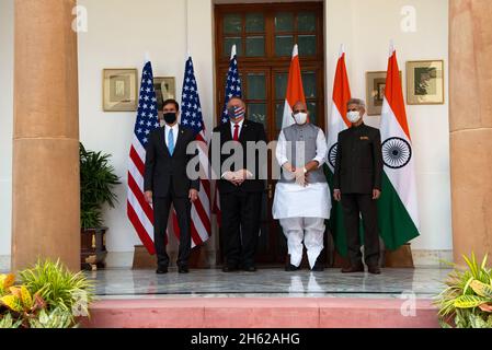 Reportage : le secrétaire à la Défense, M. Mark T. Esper, le secrétaire d'État, M. Mike Pompeo, le ministre de la Défense indienne, M. Rajnath Singh, et le ministre des Affaires extérieures de l'Inde, M. S. Jaishankar, posent pour une photo devant la ministre des États-Unis et de l'Inde 2+2, à New Delhi, en Inde, le 27 octobre 2020. Banque D'Images