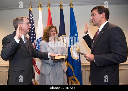 Reportage : le secrétaire à la Défense, M. Mark T. Esper, se présente au sous-secrétaire à la Défense, David L. Norquist, avec la femme du Nord, Stephanie, qui tient la Bible, au Pentagone, à Washington, D.C., le 31 juillet,2019. Banque D'Images