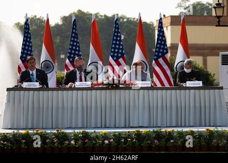 Reportage : le secrétaire à la Défense, M. Mark Esper, le secrétaire d'État, M. Mike Pompeo, le ministre indien de la Défense, M. Rajnath Singh, et le ministre indien des Affaires extérieures, M. S. Jaishankar, participent à un événement de presse après la réunion ministérielle États-Unis-Inde 2+2, à New Delhi, en Inde, le 27 octobre 2020. Banque D'Images