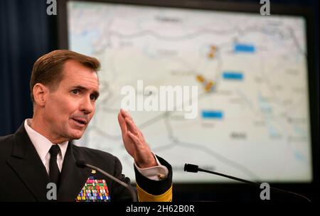 ADM. Arrière U.S. Navy.John Kirby, le secrétaire de presse du Pentagone, tient une réunion d'information au Pentagone à Arlington, en Virginie, le 25 septembre 2014, sur les efforts militaires contre les extrémistes connus sous le nom d'État islamique en Irak et le Levant (ISIL).Kirby a présenté des diapositives et des vidéos mettant en évidence les frappes aériennes américaines sur les cibles ISIL en Syrie et a répondu aux questions des journalistes.Le président Barack Obama a autorisé les livraisons d'aide humanitaire en Irak ainsi que des frappes aériennes ciblées pour protéger le personnel américain contre l'ISIL.Le commandement central des États-Unis a dirigé les opérations. Banque D'Images