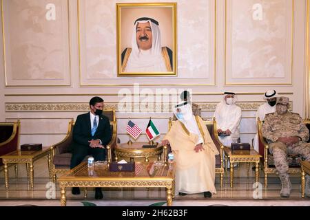 Reportage: Le Secrétaire à la défense, M. Mark T. Esper, rencontre le Ministre koweïtien des affaires étrangères, le cheikh Ahmad Nasser al-Mohammed al-Sabah, avant de rencontrer le nouvel émir du Koweït, Emir Nawaf Al-Ahmad Al-Sabah, pour offrir ses condoléances au nom du Président Donald J. Trump à l'occasion du décès d'Emir Sabah Al-Ahmad Al-Jaber Al-Sabah,Koweït City, Koweït, 4 octobre 2020. Banque D'Images