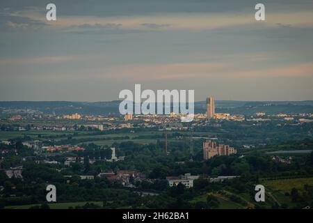 Magnifique paysage urbain allemand avec gratte-ciel et nuages sombres à l'aube Banque D'Images