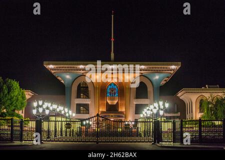 Vue nocturne du palais d'Al Alam, palais cérémoniel du Sultan Qaboos à Muscat, Oman Banque D'Images