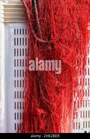 Filets de pêche rouges, port d'Ajaccio, France Banque D'Images