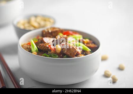 Kung pao ou kung po, cuisine chinoise traditionnelle préparée avec du poulet, du bœuf ou de la viande de porc, parfois des fruits de mer, avec du riz comme plat d'accompagnement Banque D'Images