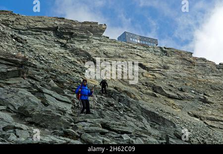 randonneurs sur la descente de la cabane de la tratuit,zinal,val d'anniviers,wallis,suisse Banque D'Images