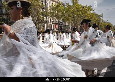 Gros plan de la représentation d'un grand groupe de danseuses boliviennes portant leurs chapeaux et costumes traditionnels avec de larges jupes.CELE Banque D'Images