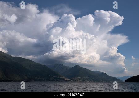 Des cumulus massifs se forment au-dessus des montagnes du lac de Côme, en Italie Banque D'Images