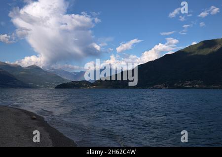 Les nuages Cumulus et l'arc-en-ciel au lac de Côme, en Italie Banque D'Images