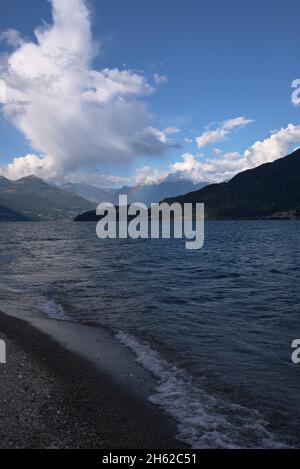 Les nuages Cumulus et l'arc-en-ciel au lac de Côme, en Italie Banque D'Images