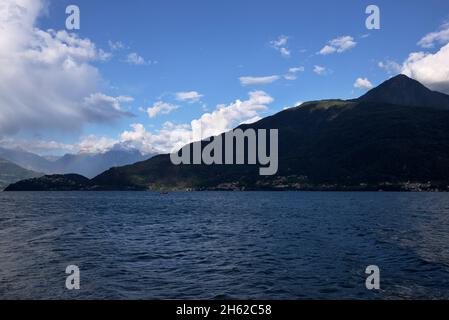 Les nuages Cumulus et l'arc-en-ciel au lac de Côme, en Italie Banque D'Images